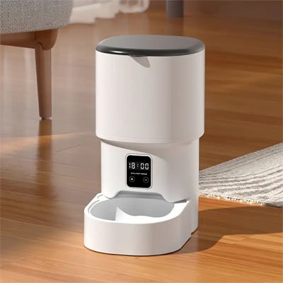 Distributeur de croquettes pour chat contenant pratique